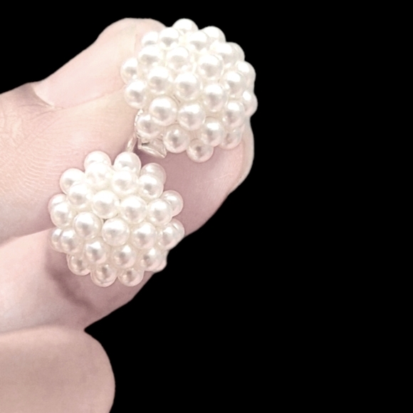 White imitation pearl cluster earrings with snap closure - Picture 3 of 3